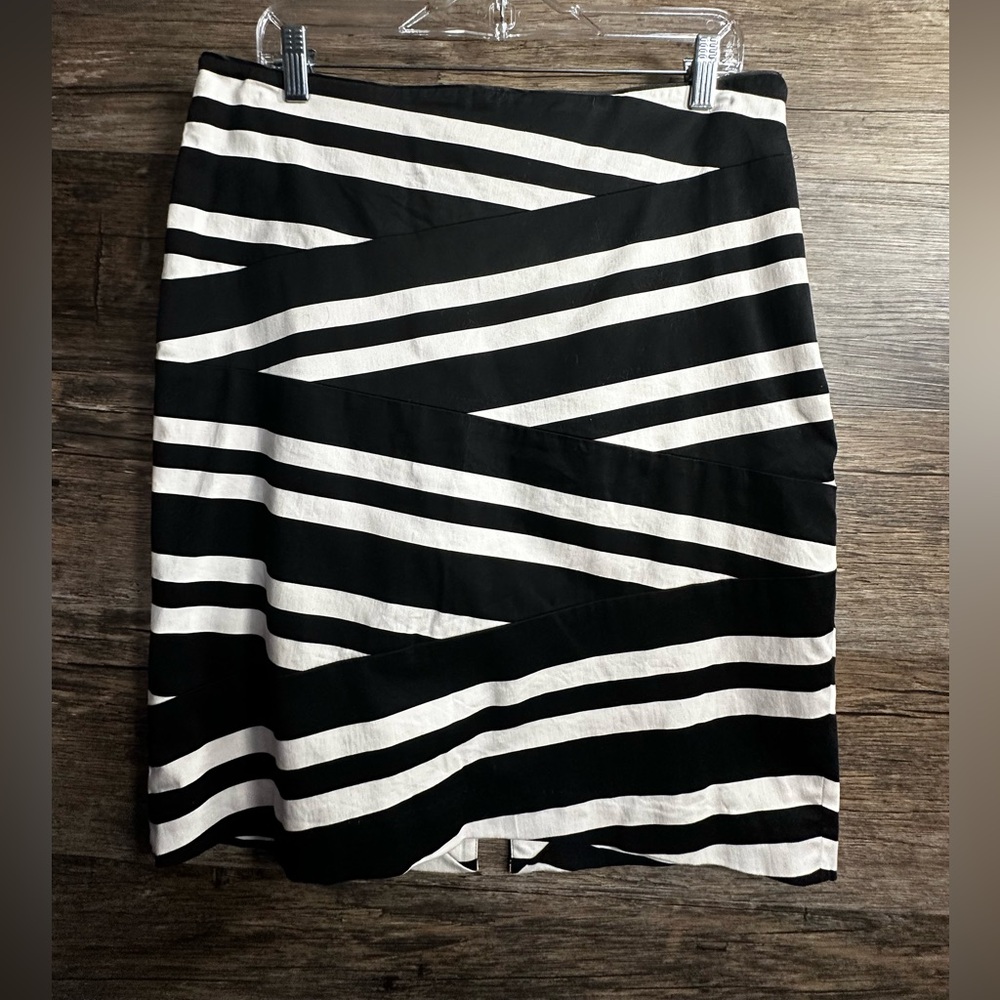 White House Black Market Black and White Cocktail Pencil Skirt